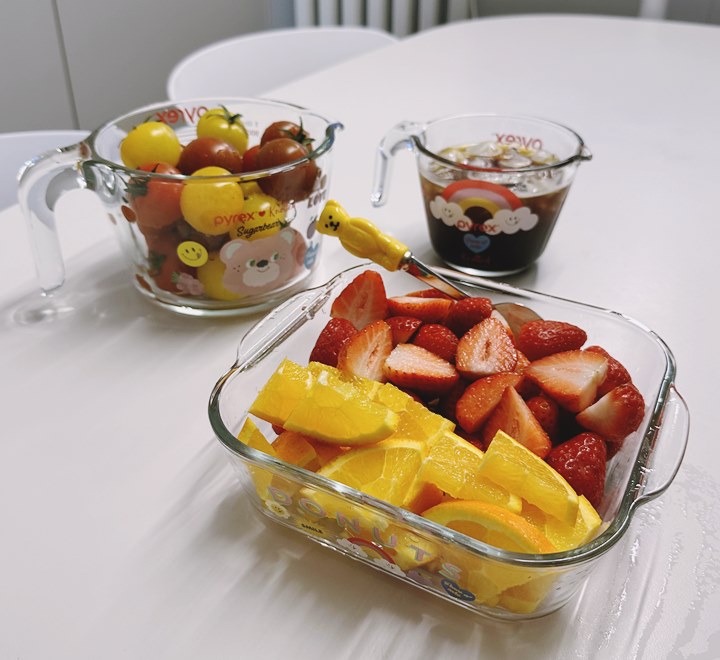 파이렉스-노티드-그릇에-과일을-담은-사진