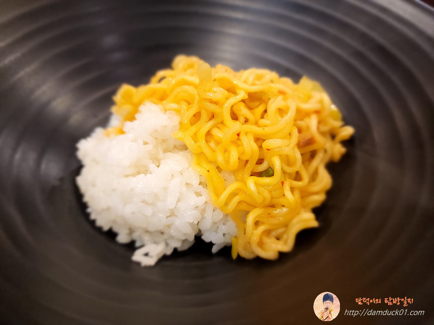 밥 위에 라면 올려서 1차 식사