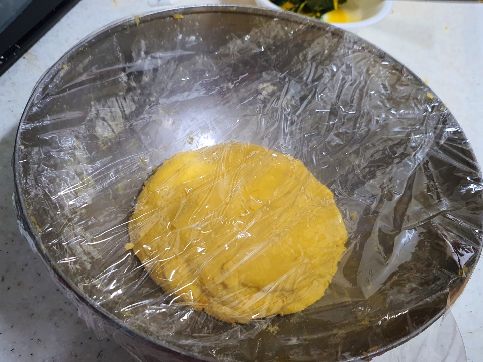 랩을 씌운 반죽