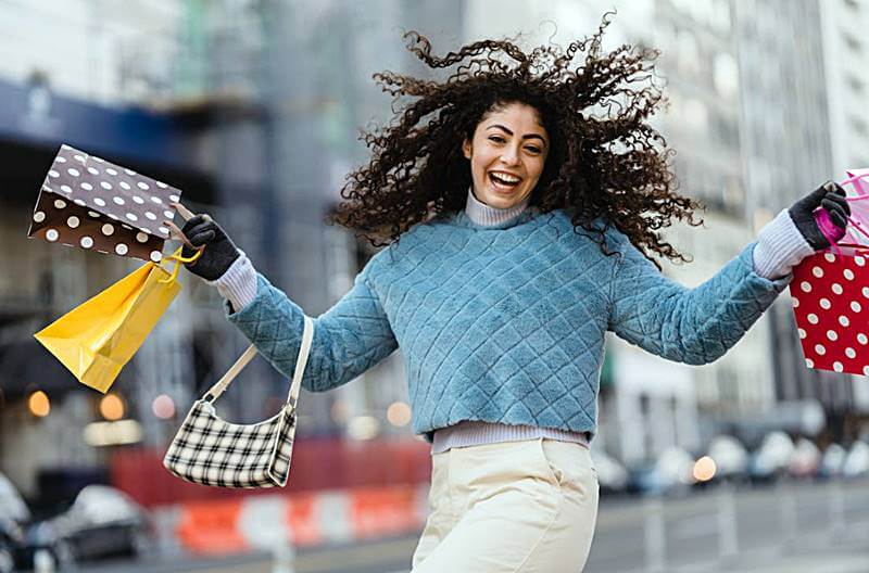 쇼핑하며-즐거워하는-소비자-모습