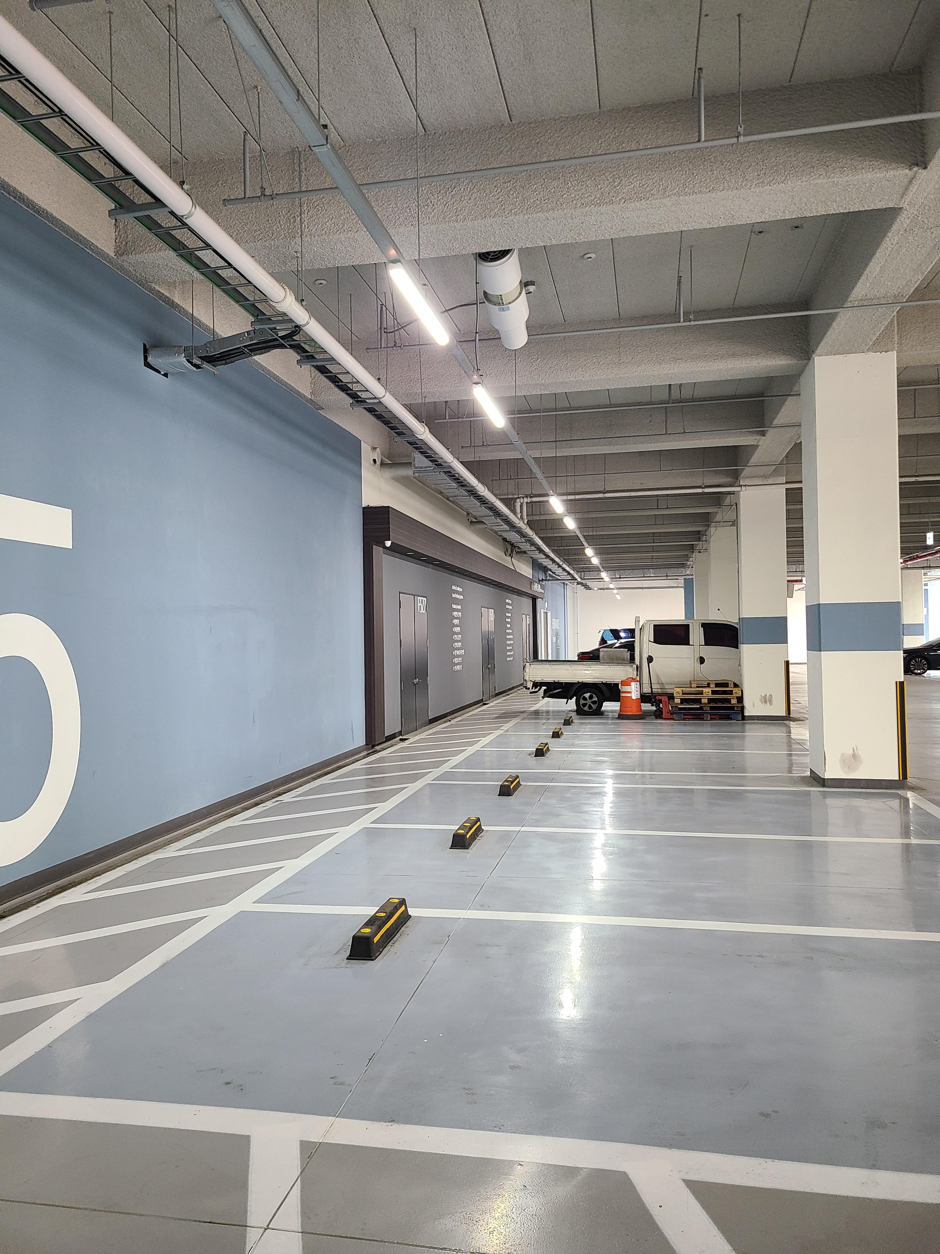 성남 센터엠 드라이브인, 섹션오피스, 지상주차장9