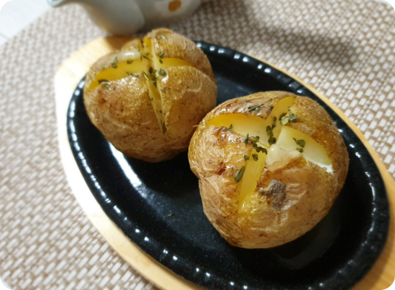 오늘은 맛있고 간단한 요리인 '통감자버터구이'를 소개해드리려고 합니다.