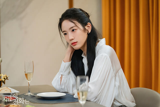 여주인공이-생각ㅇ--잠겨있는-사진입니다.