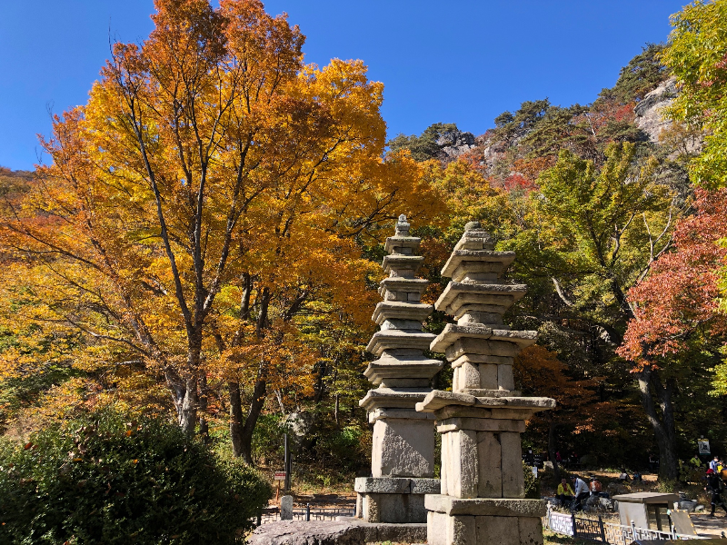 가을 계룡산 남매탑의 모습