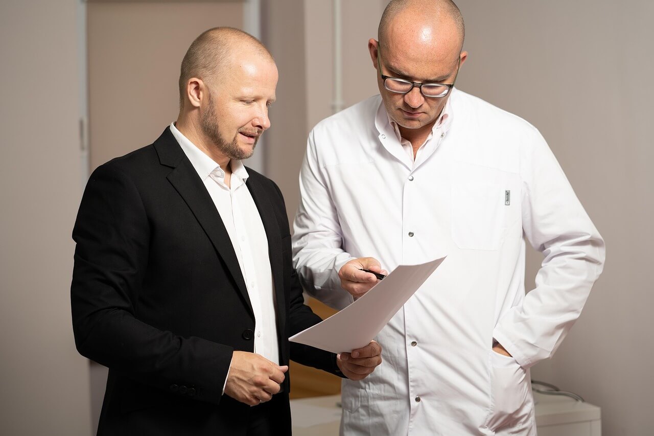 공문이나 문서 내용을 함께 검토하는 두 남성