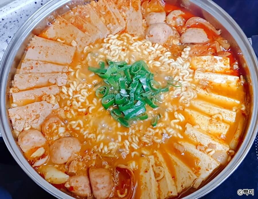 육수 없이도 진하고 깊은 국물로 완성된 백종원 부대찌개 양념장 레시피 완성 컷