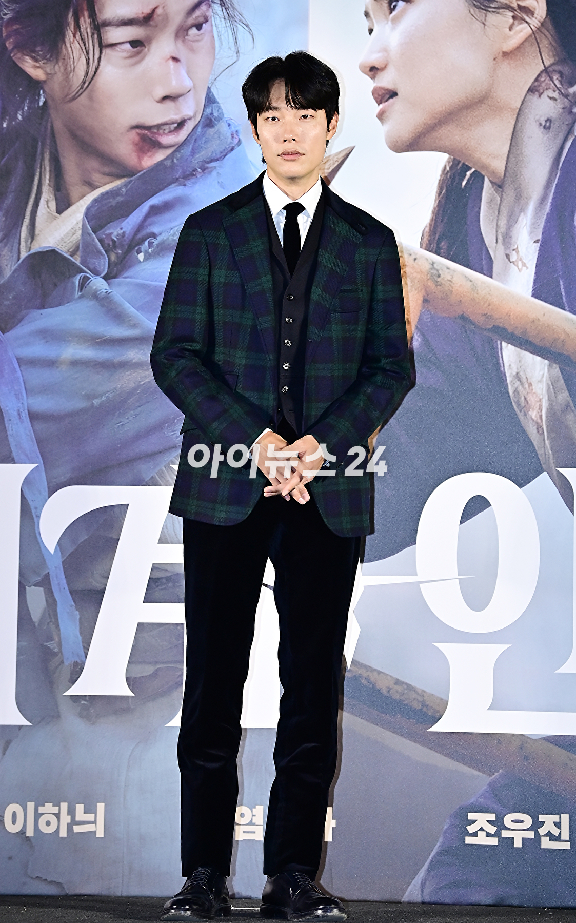 배우 류준열이 22일 오전 서울 용산구 CGV 용산아이파크몰에서 열린 영화 '외계+인 2부' 제작보고회에서 포토타임을 갖고 있다. [사진=곽영래 기자]