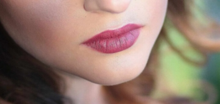 입술이 부르트는 이유 침을 바르는 습관