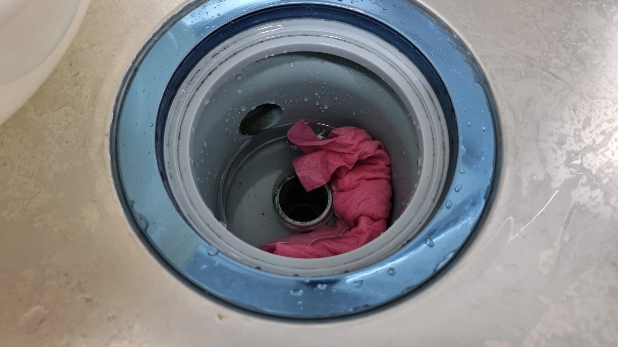 배수구 물 빼는 모습