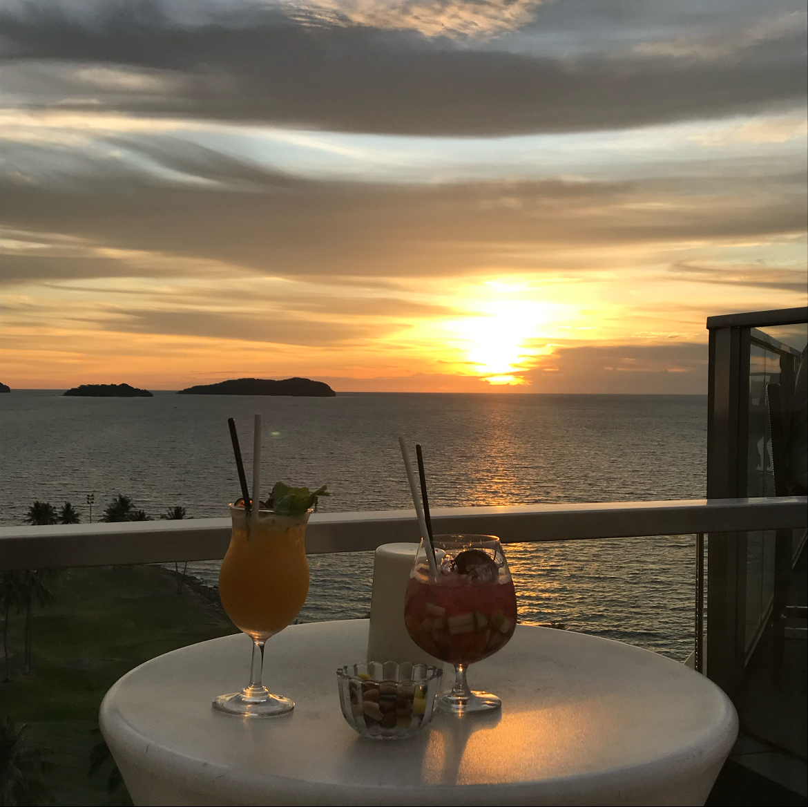 코타키나발루 해변에서의 칵테일