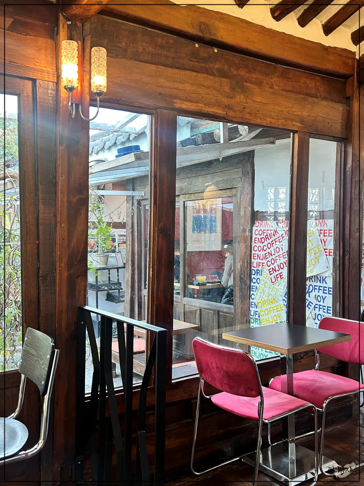 혜화-근처-한옥카페-삼원샏-창문-옆-2인석-창가-자리
