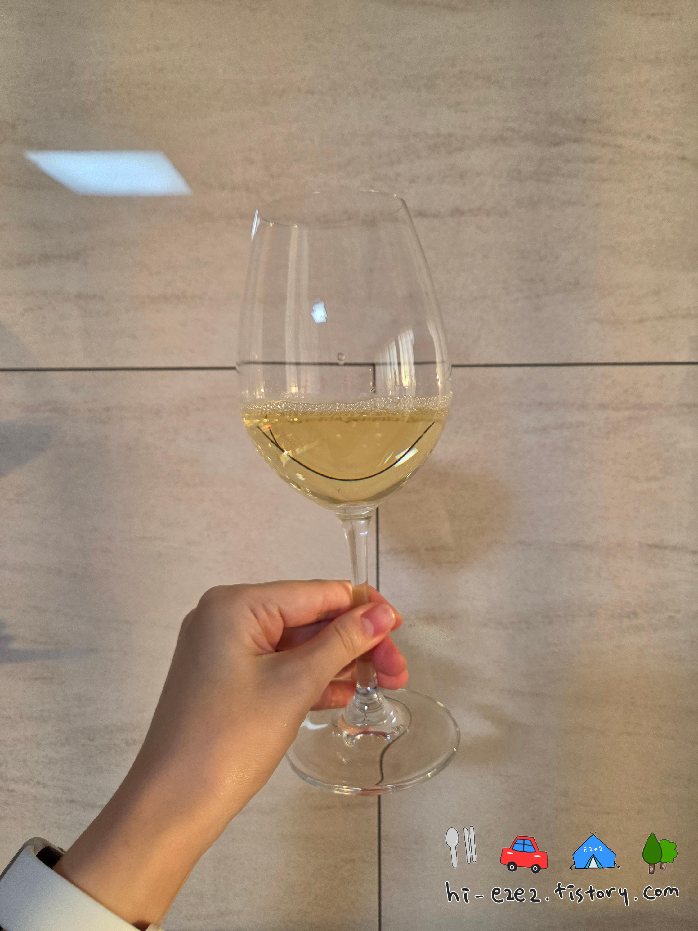 하디스 와인 잔에 따른 모습
