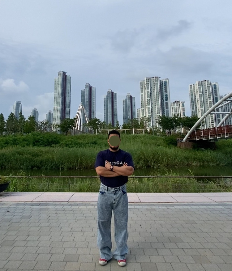 데일리룩(2025. 8. 17.)노티카 83플래그 로고 반팔티 티셔츠 네이비, 무신사스탠다드 패널드 니 와이드 데님 팬츠 연청바지, 컨버스 올스타 척테일러 레드, 루미녹스 3954