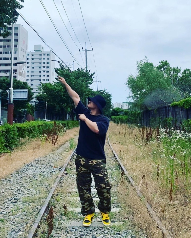 데일리룩(오뭘입) 루오에스펙 버킷햇 블랙, 어커버 반팔 블랙, 위캔더스 WKNDRS 카모 카고, 나이키 하이덩크 검노, 남자데일리룩, 남자데일리코디, 남자데일리패션, ootd