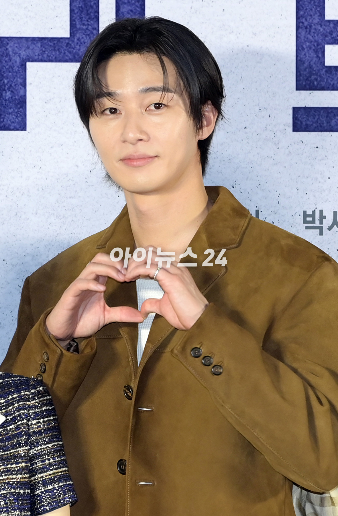 배우 박서준이 21일 오전 서울 광진구 자양동 롯데시네마 건대입구에서 열린 영화 &#39;콘크리트 유토피아&#39;(감독 엄태화) 제작보고회에 참석하고 있다. [사진=정소희 기자]