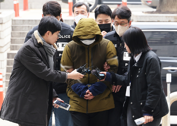 아내 살해 혐의를 받는 50대 미국 변호사 A씨가 2023년 12월 6일 오후 서울 서초구 서울중앙지방법원에서 영장실질심사를 받기 위해 법원으로 들어가고 있다. [사진=뉴시스]