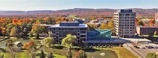 SUNY New Paltz:
예술, 교육 및 경영학 분야에서 인지도가 높음.