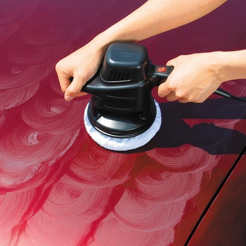 전동 폴리셔로 차량을 복원중인 모습