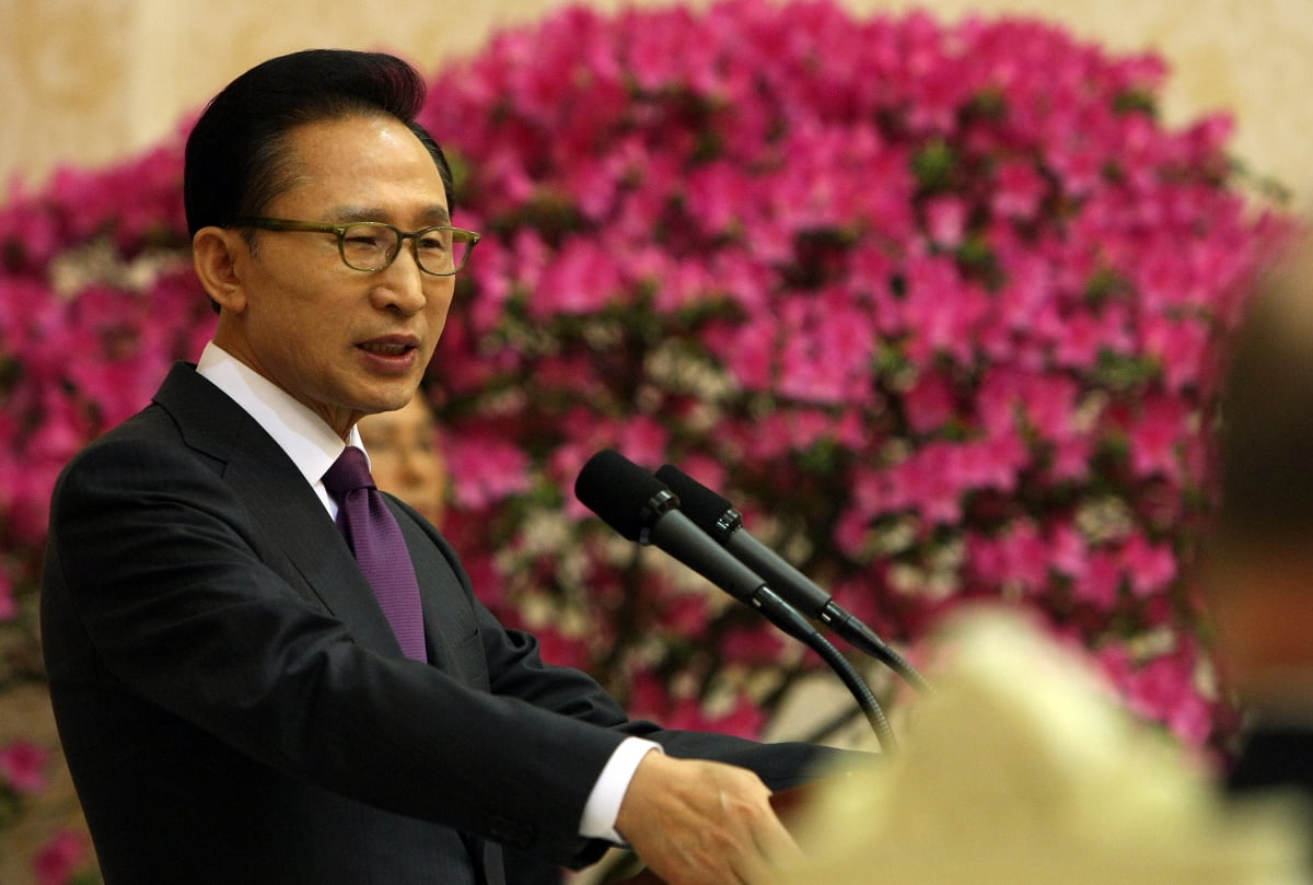 이명박 대통령이 2010년 청와대에서 열린 만찬에서 환영사를 하고 있다.