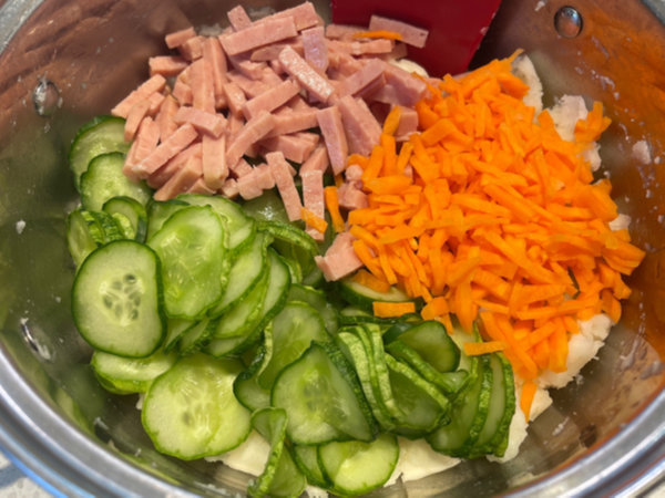 감자샐러드 만들기에 준비된 오이, 당근, 스팸 모두 냄비에 담기