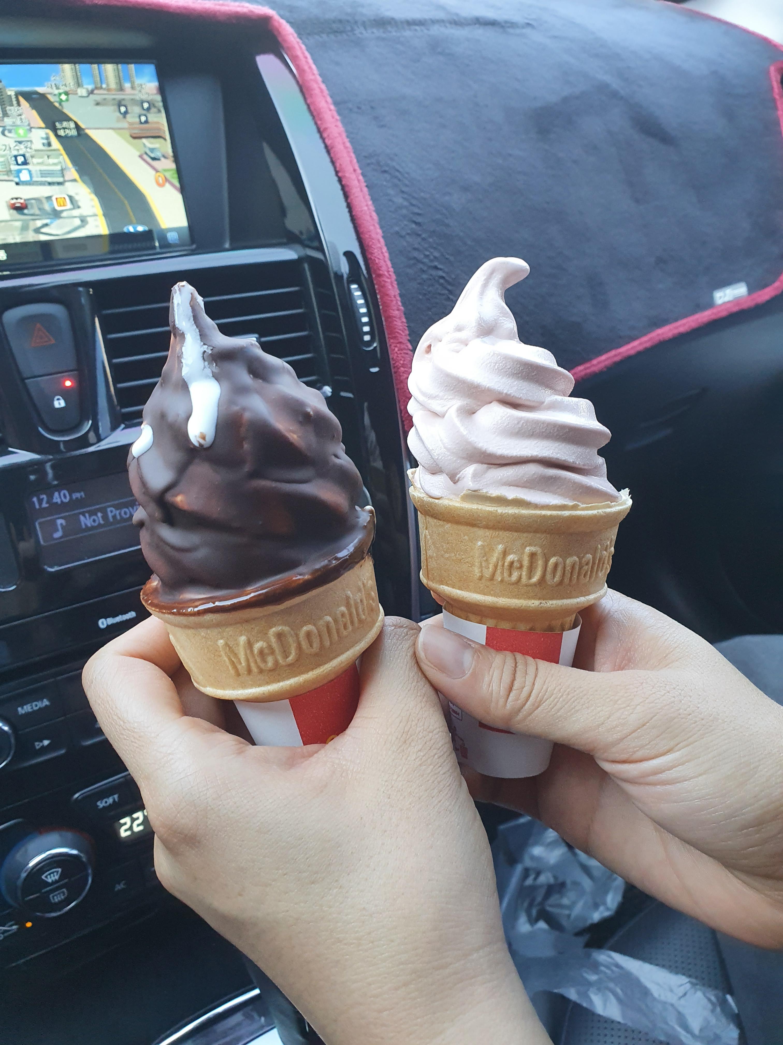 맥도날드 초코콘과 딸기콘