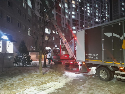야간에 이삿짐 차량과 사다리차