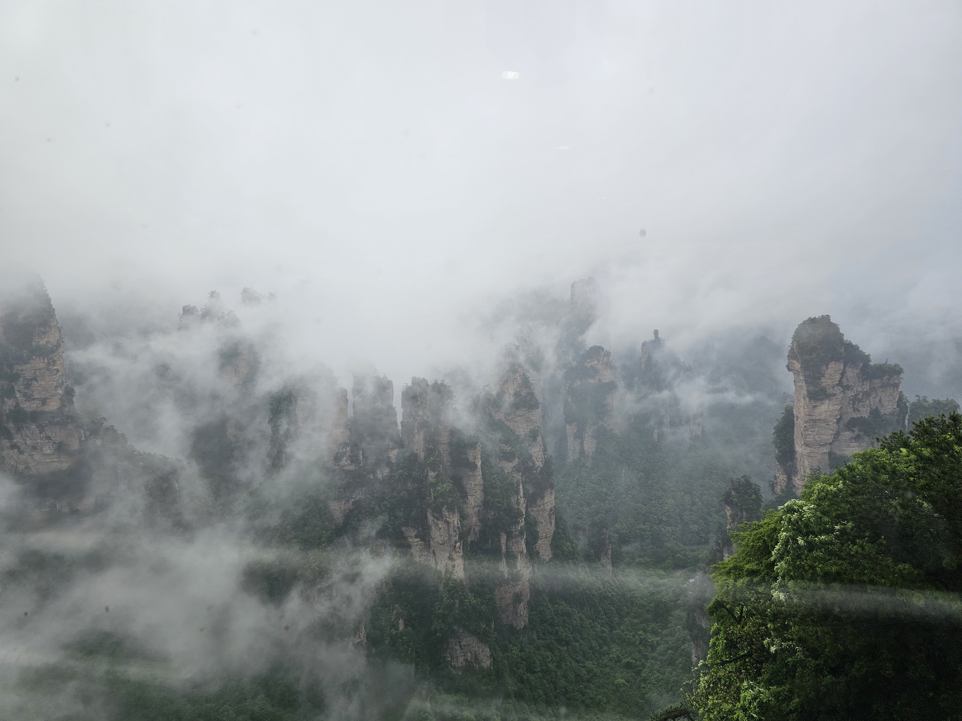 안갯속에 가려진 아바타의 배경이 된 원가계