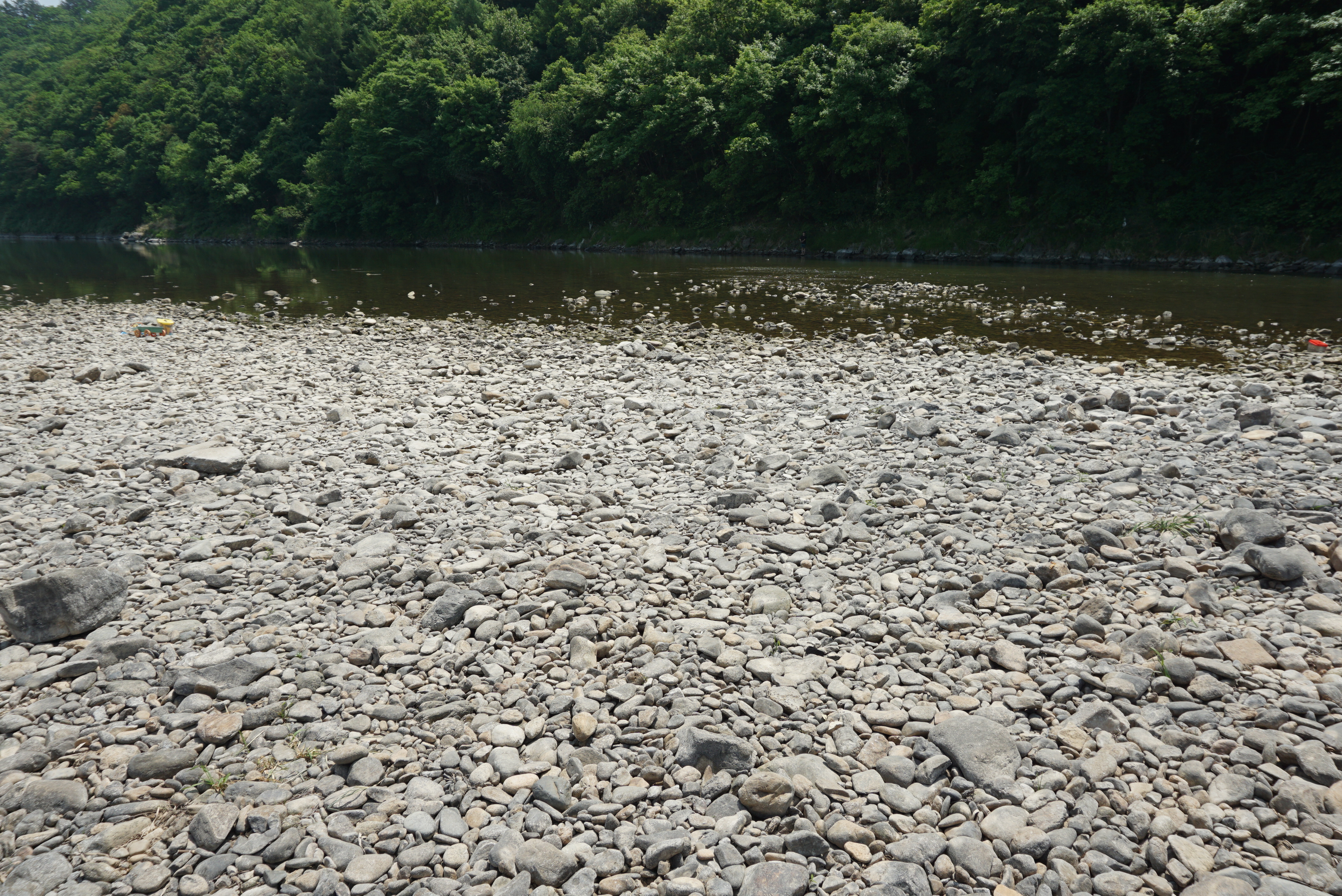 돌들 때문에 다소 울퉁불퉁한 강가 사진