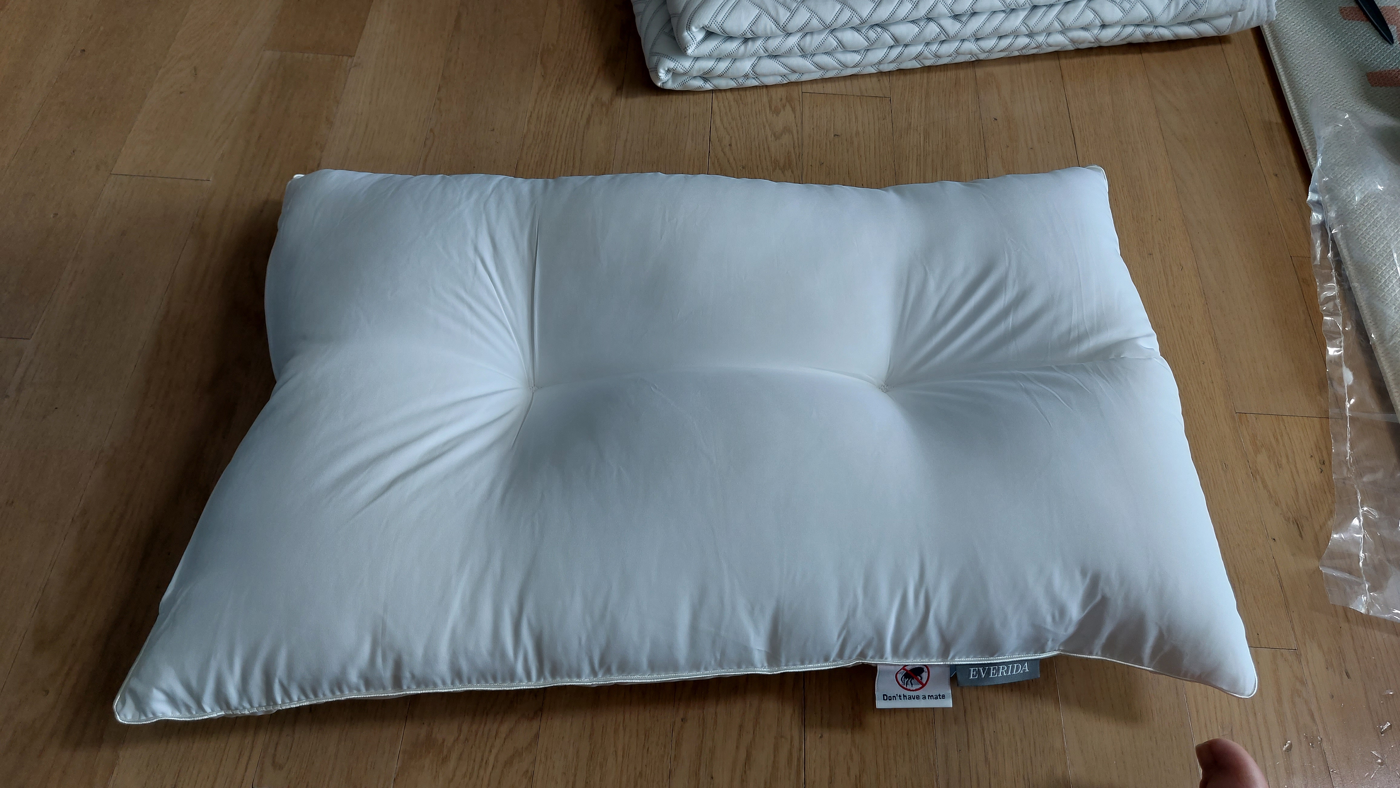 이브리다 베개의 촉감과 높이는 높지 않아서 좋다.