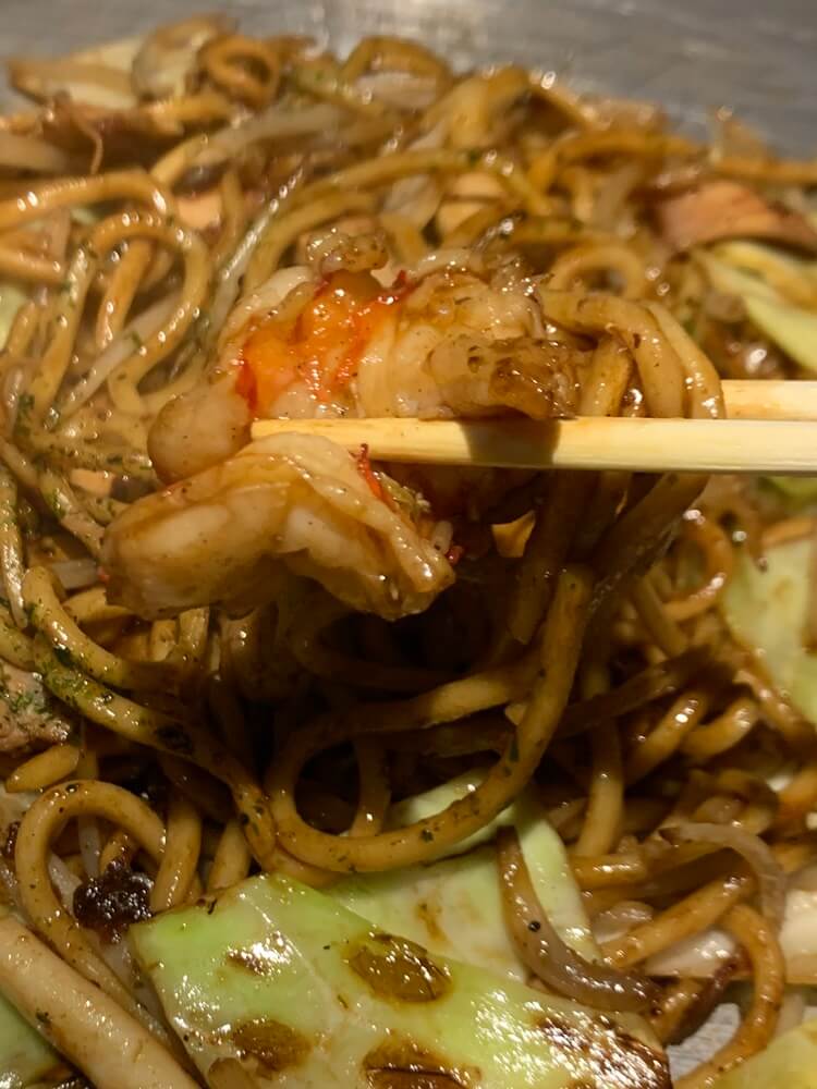 큼직한 새우가 들어가 있는 야키소바