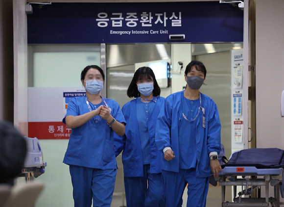 정부의 '필수 의료 패키지' 등에 반대한 전공의들이 집단사직하고 있는 가운데, 진료&middot;수술이 축소되고 환자 수가 줄자 전국의 병원들이 직원 무급휴가를 시행하고 나섰다. 사진은 지난달 27일 서울 시내 한 대형병원 응급중환자실에서 간호사들이 나오고 있는 모습. [사진=뉴시스]
