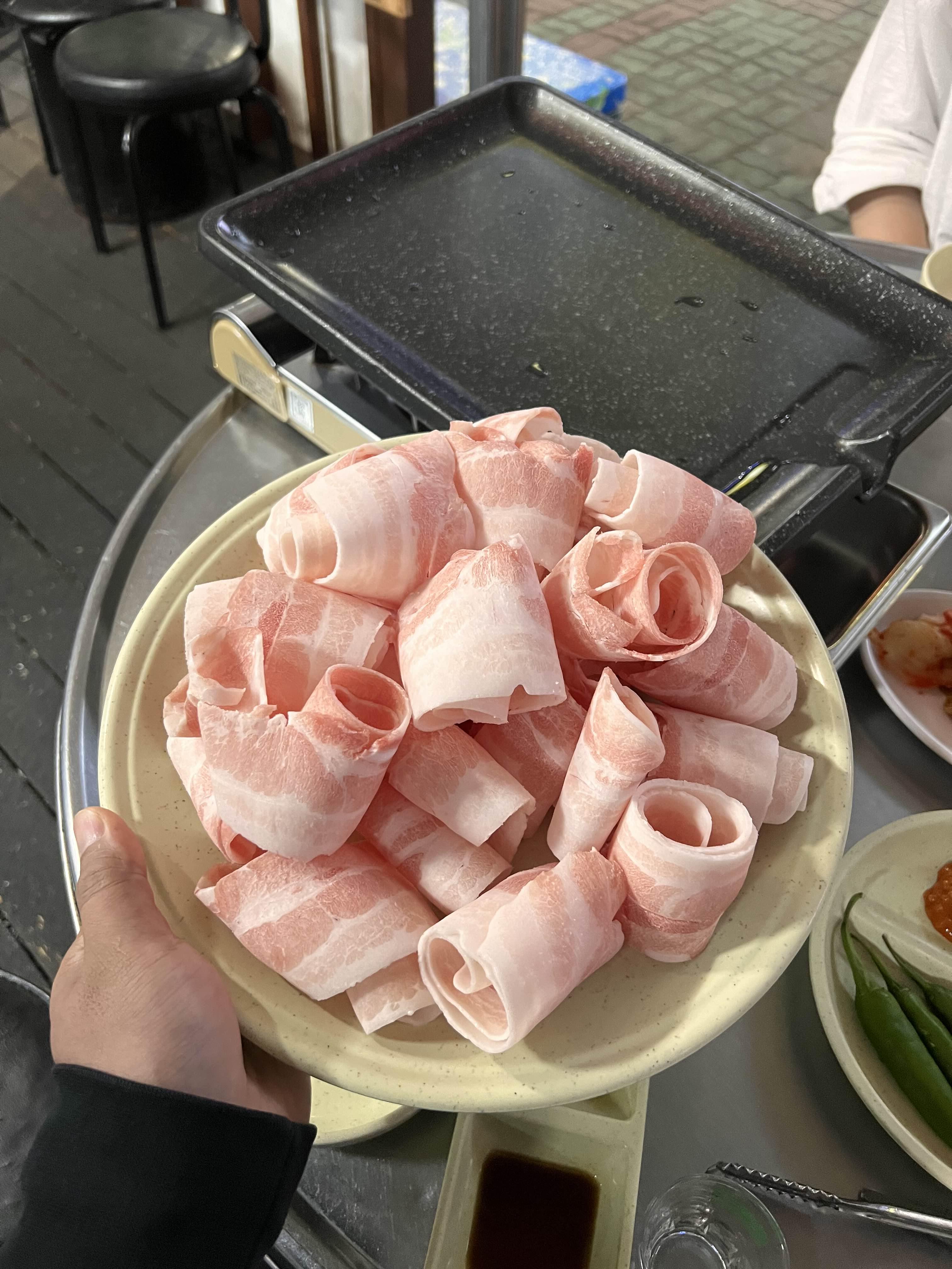 돌돌 말린 길쭉한 대패삼겹살