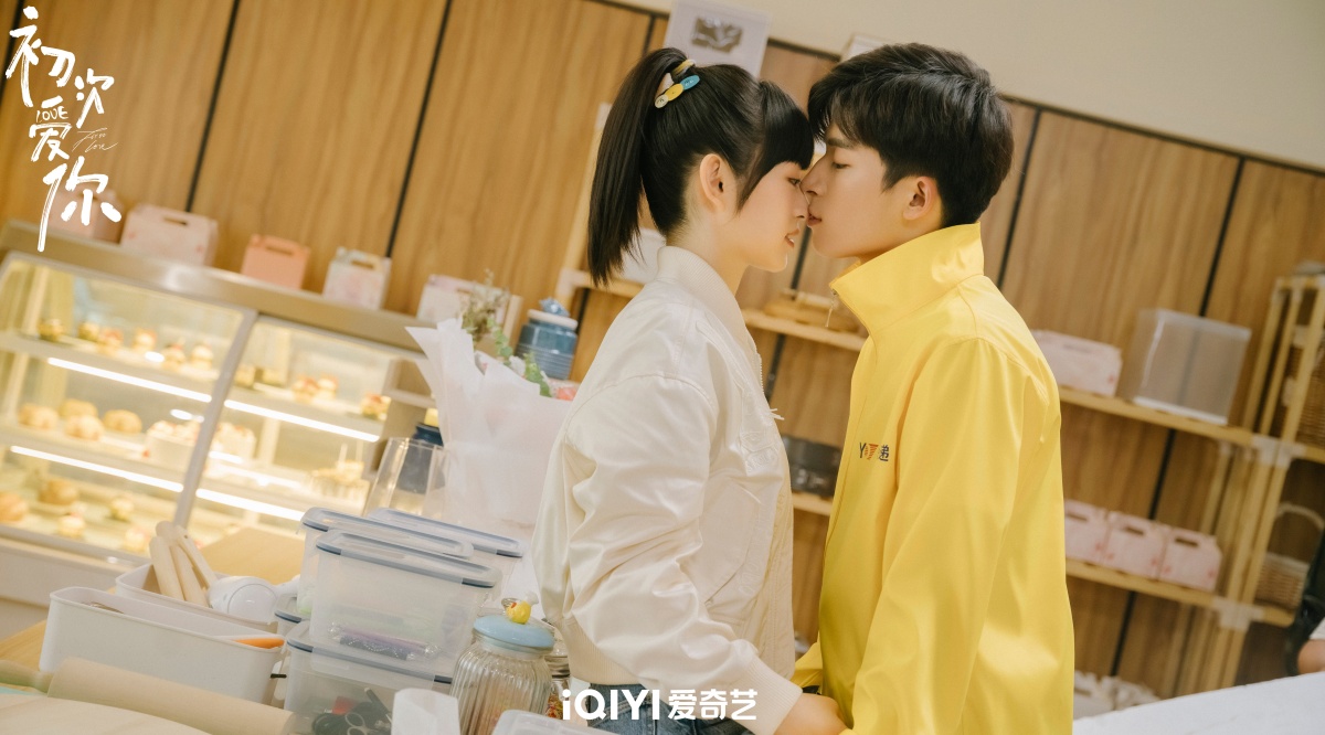 초자애니-전희미와 왕성월-콧등에 뽀뽀하는 모습