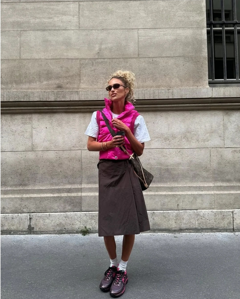 비비드한 컬러로 포인트를 준 스타일