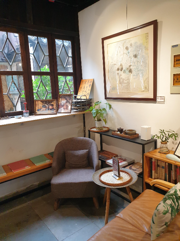 주황색과 회색 소파와 작은 테이블이 놓인 공간