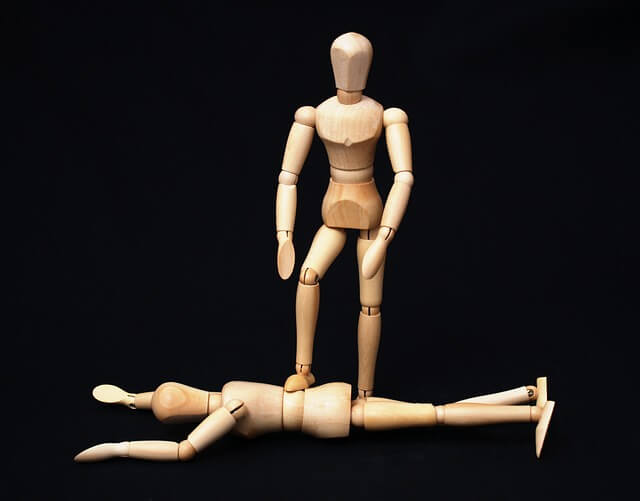 목각인형 하나는 엎드려 있고 또다른 하나는 발올리고 서있는 모습