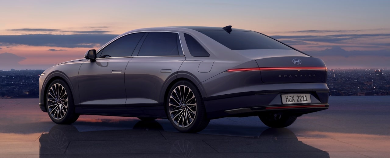 신형 그랜저 후측면입니다.