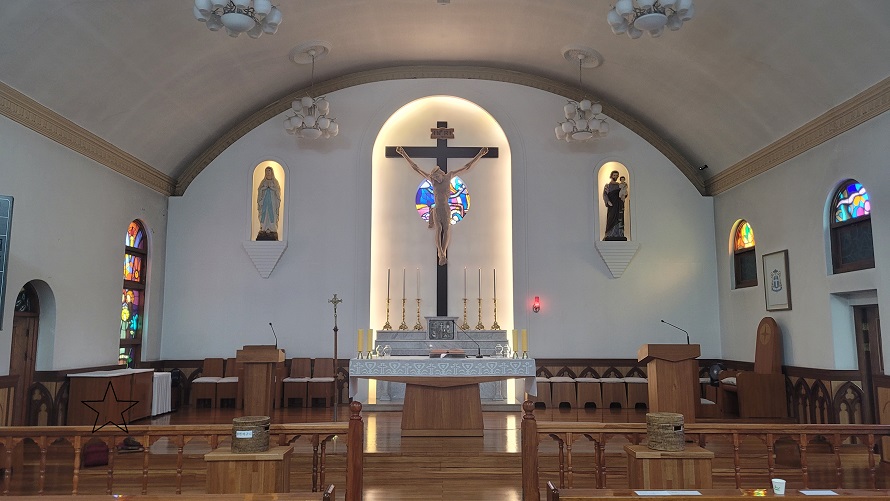 원동 주교좌성당 제대, 제단, 십자고상, 감실 사진입니다. 1954년도에 건립된 성당이다보니 제단이 벽에 하나 신자 쪽으로도 하나 이렇게 2개 있네요.