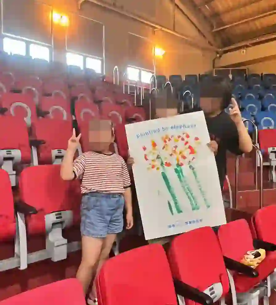 공연 후 기념품 사진, 코끼리가 직접 그린 그림 입니다.