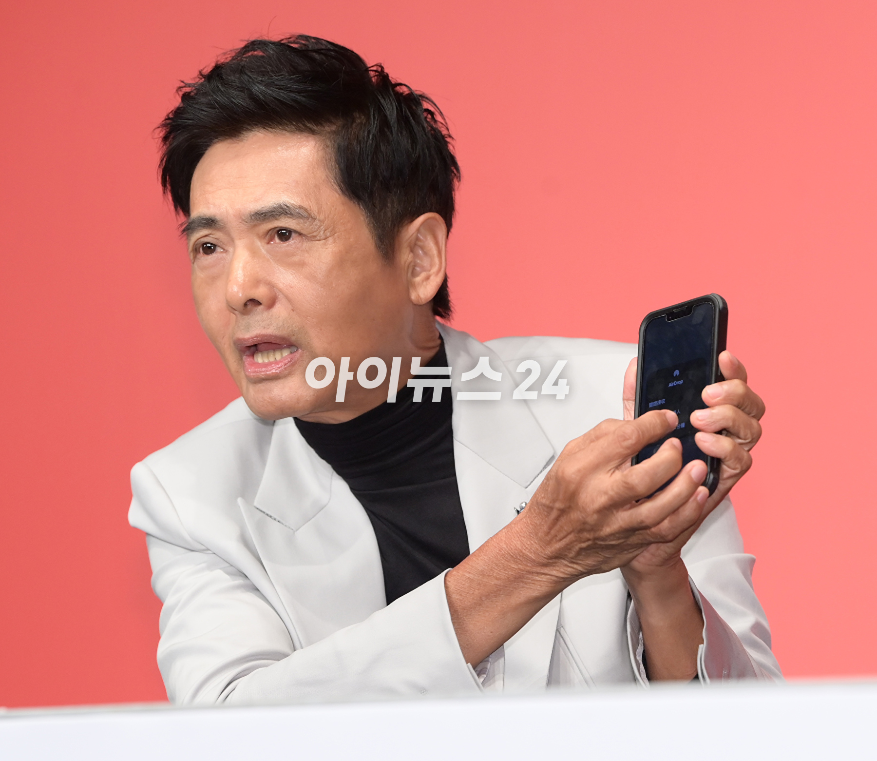 배우 주윤발(저우룬파)이&nbsp;5일 오후 부산광역시 해운대구 우동 KNN타워에서 진행된 제28회 부산국제영화제 공식 기자회견에 참석해 포토타임을 갖고 있다. [사진=정소희 기자]