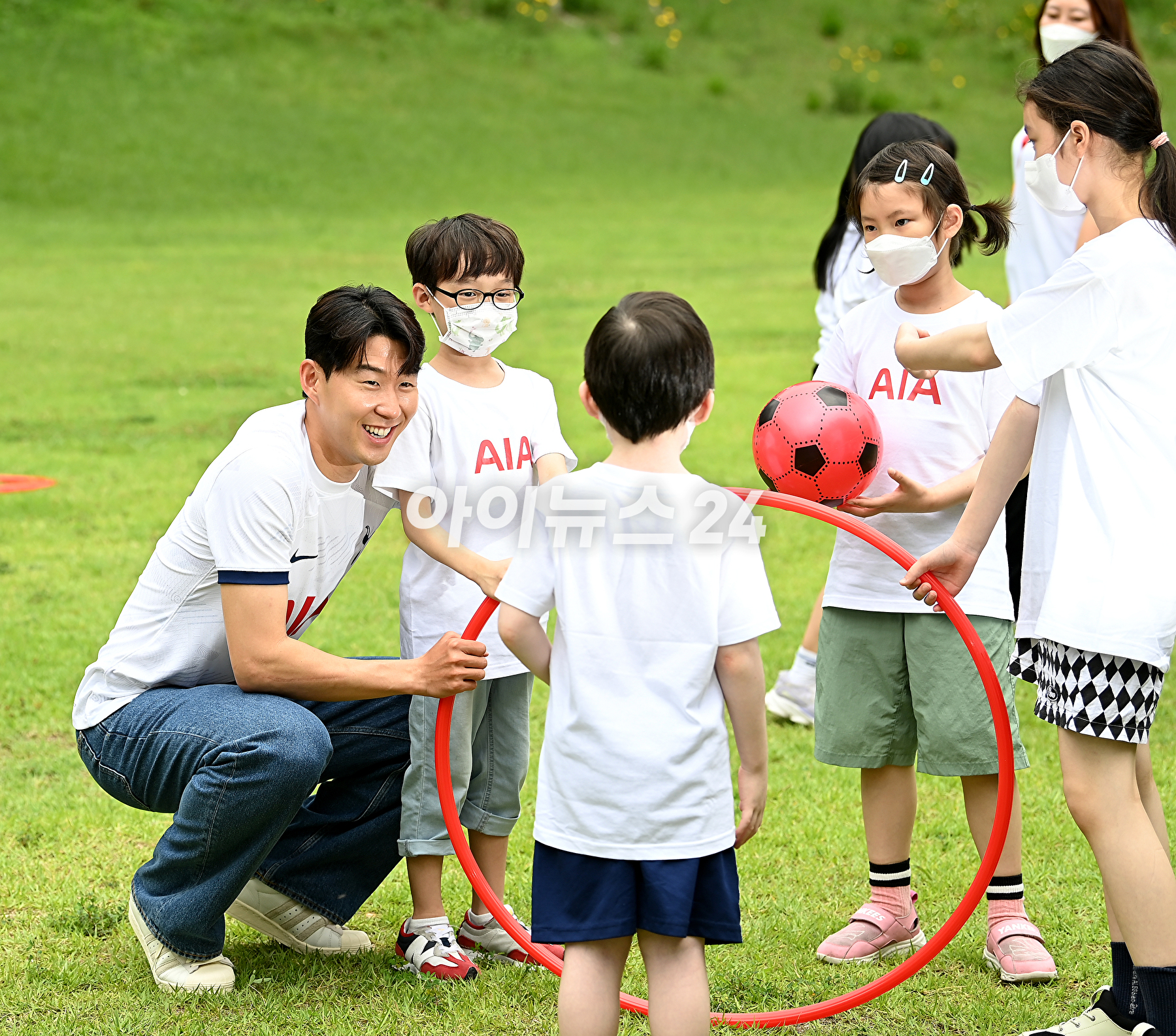 축구선수 손흥민이 4일 오후 서울 동대문구 글로벌지식협력단지에서 열린 AIA생명 소아암 어린이 돕는 사회공헌 캠페인에 참석해 어린이들과 공놀이 시간을 갖고 있다. [사진=곽영래 기자]