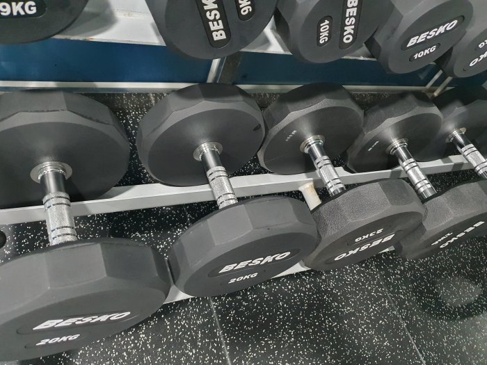 무게별로-가지런히-정리된-덤벨