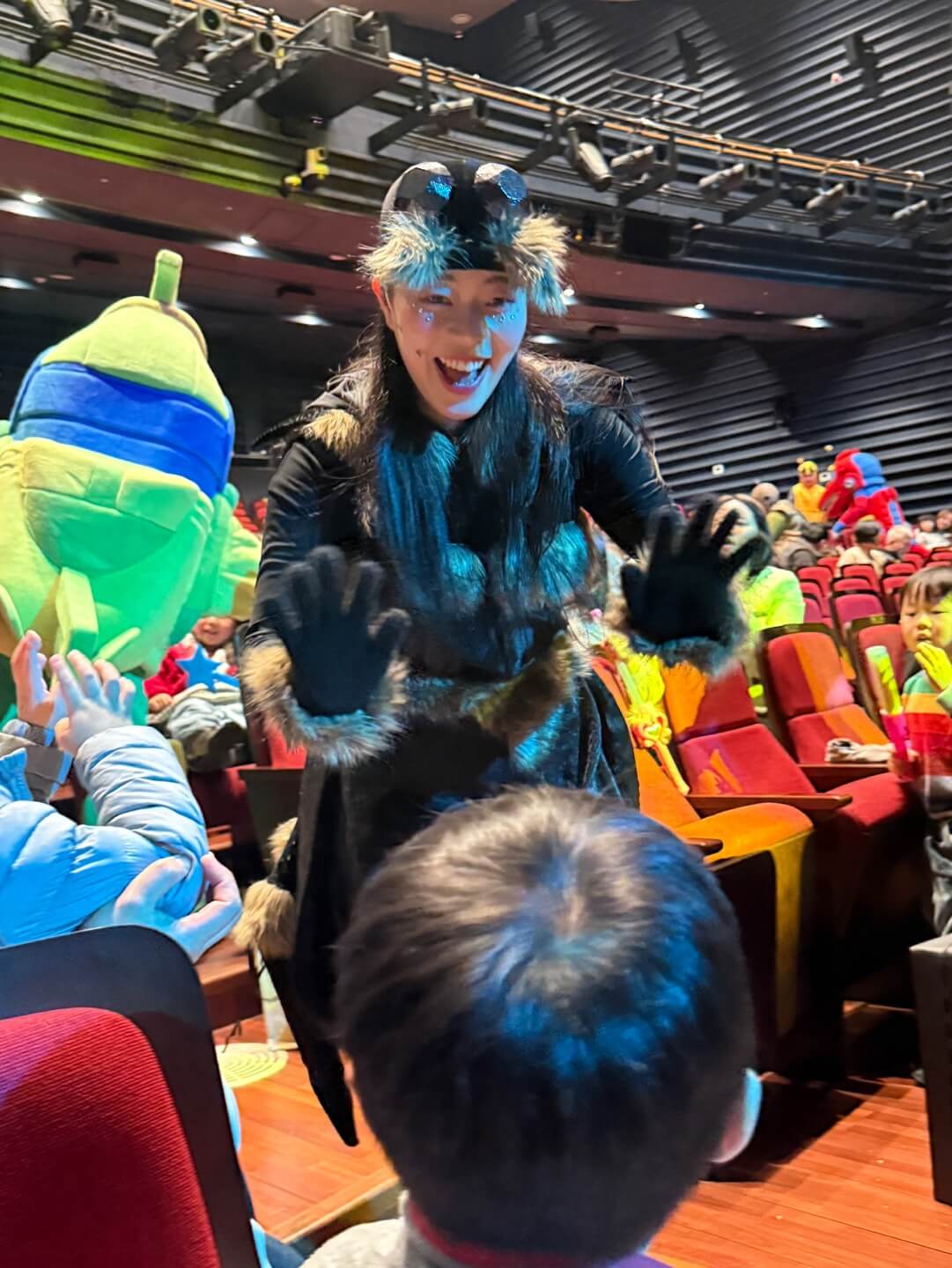 고고다이노 뮤지컬 거미 캐릭터 공연 장면