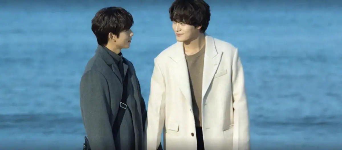 바닷가에서-손잡으면서-공찬을-바라보는-차서원