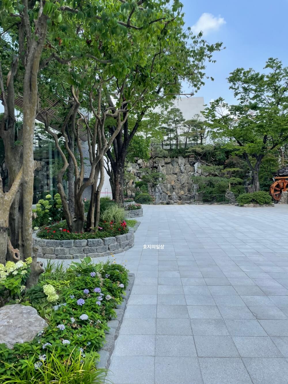 서울 강남 신사동 갈비 맛집 삼원가든 - 정원 모습