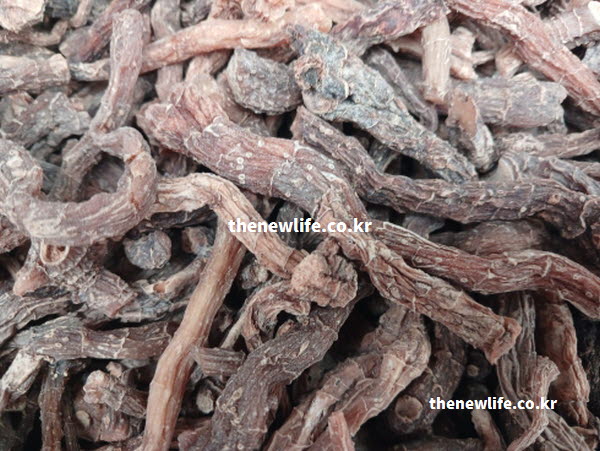 둥굴레 효능의 점액질 성분이 위벽을 감싸 위장보호를 돕는 모습을 담은 실사진.