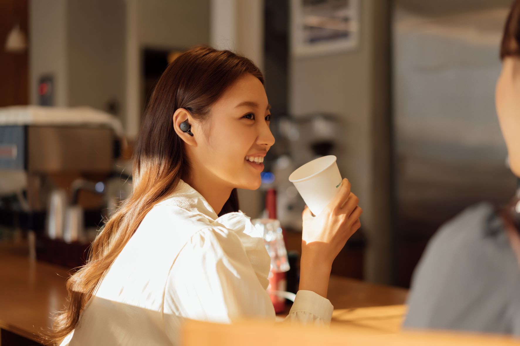 LinkBuds를 착용한 채 대화하는 모습