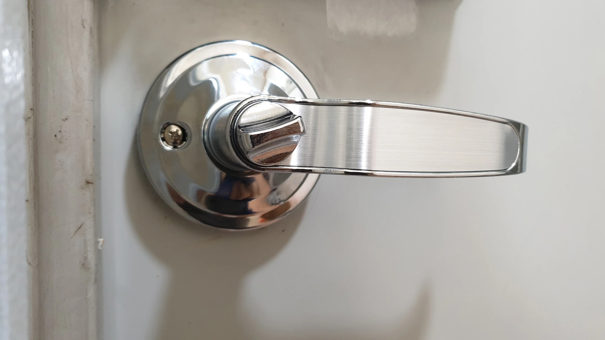 현관문 손잡이 교체 완료 모습