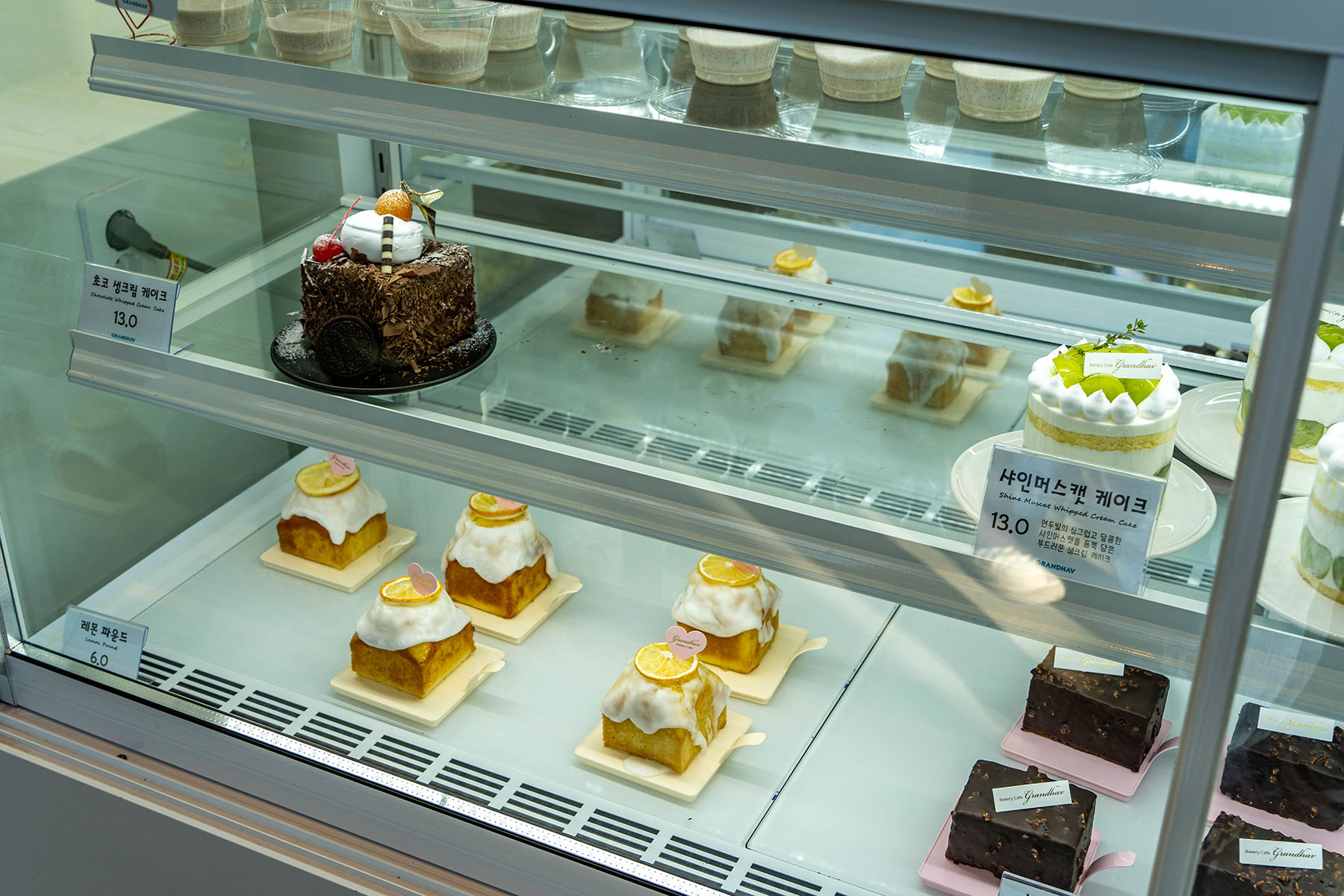 그랜드하브 베이커리 진열대