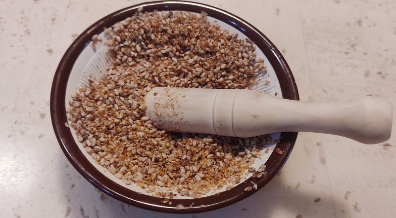 절구로 깨소금을 반쯤 으깨줌